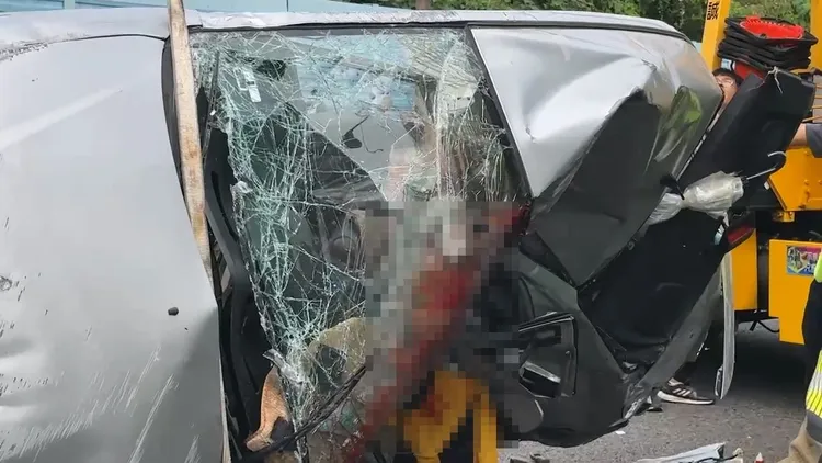 自小客車嚴重扭曲變形。民眾提供