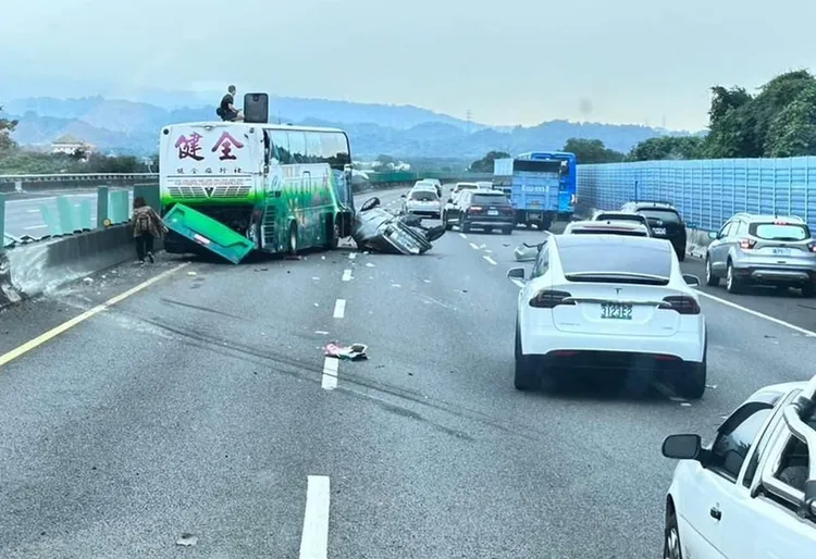 遊覽車與自小客車碰撞。民眾提供