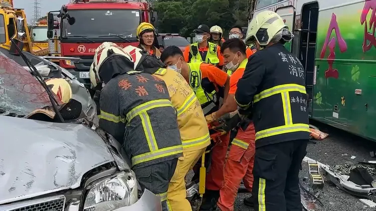 消防人員搶救傷者。民眾提供