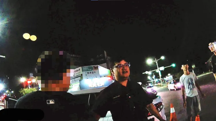 警方找到在附近觀看的肇事駕駛。讀者提供