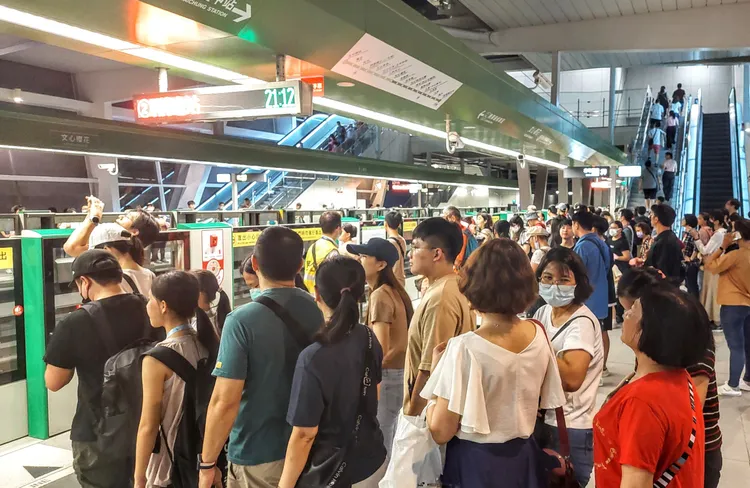 散場後，不少群眾搭乘中捷離去。中市府提供