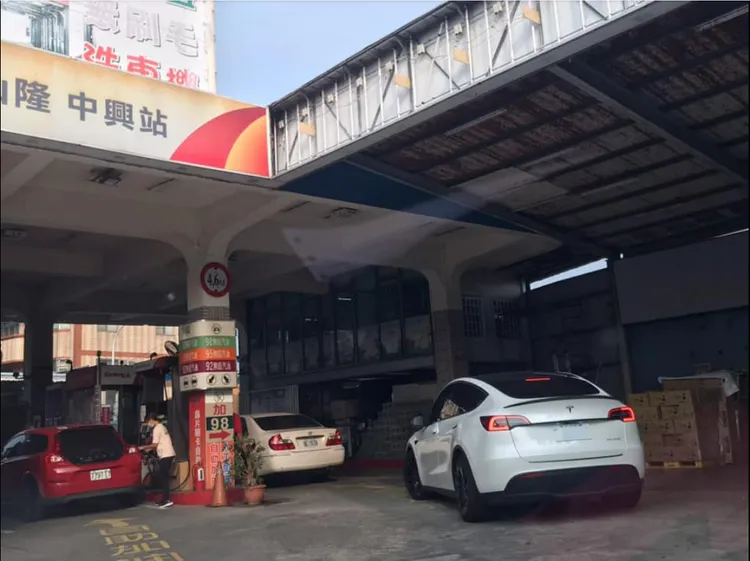 網友直擊一輛白色特斯拉，開進加油站中。翻攝《路上觀察學院》社團