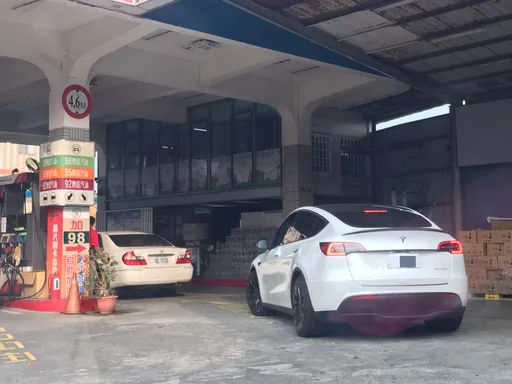 特斯拉開進加油站 後方駕駛看戲:等著看找洞的人~