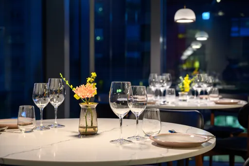 進駐鑽石塔!5米高落地窗賞東區美景成貴婦打卡點 「夏花餐室」熱銷菜曝