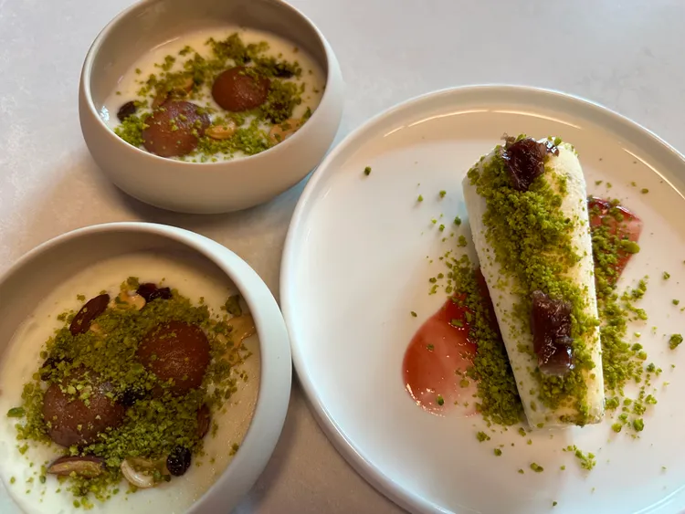 玫瑰甜球與甜米粥(左)、番紅花開心果印式雪糕(右)。陳怡文攝