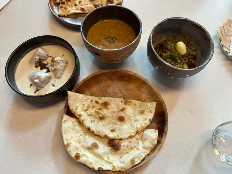 印度菜不能錯過的就是烤餅搭配咖哩沾著一起入口。陳怡文攝