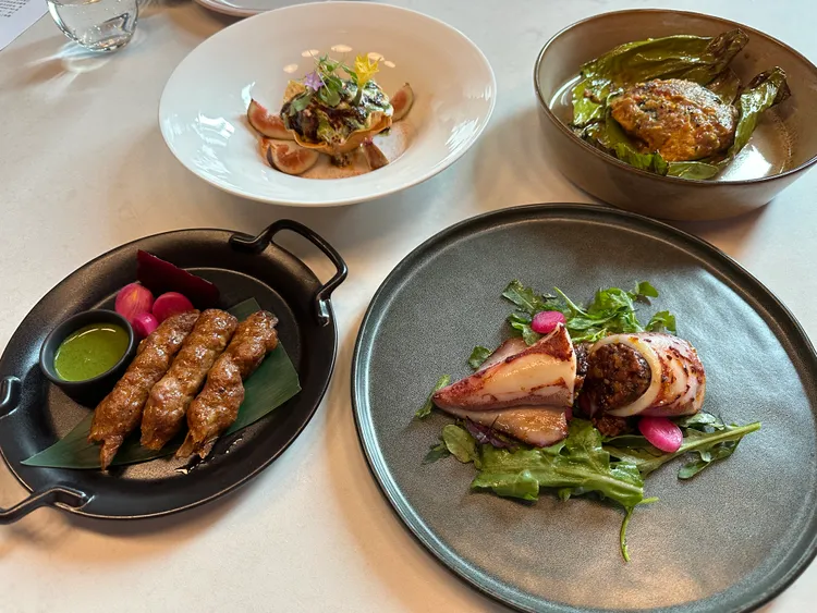 鮮果優格開胃沙拉(左上)、勒克瑙總督的串燒羊肉(左下)、果阿的鑲肉透抽(右下)、喀拉拉的葉包魚(右上)。陳怡文攝