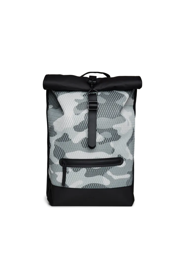 迷彩色網狀造型防水捲蓋後背包，4980元。品牌提供