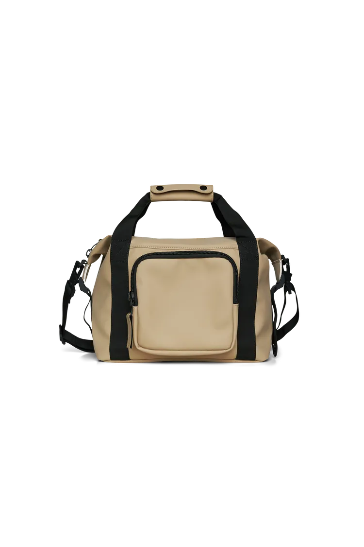 駝沙色防水多功能兩用側背包，4580元。品牌提供