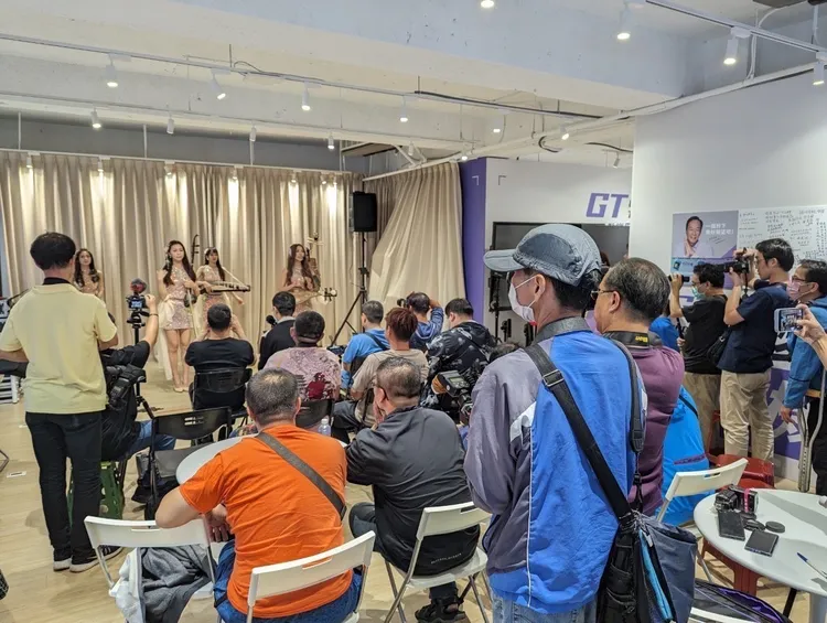 郭台銘以行動力挺青年藝術家，讓連署站變音樂廳。郭辦提供