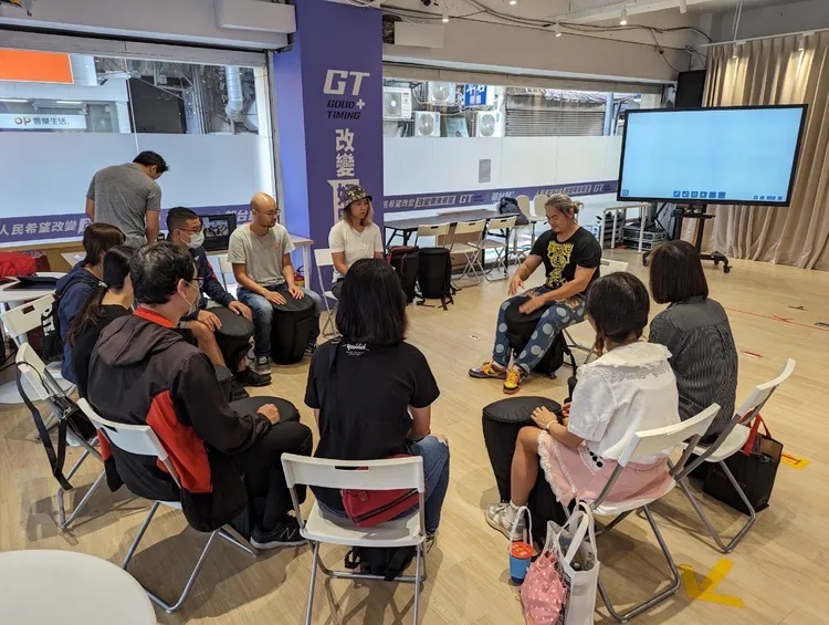 團長在台北連署站內現場進行非洲鼓教學。郭辦提供