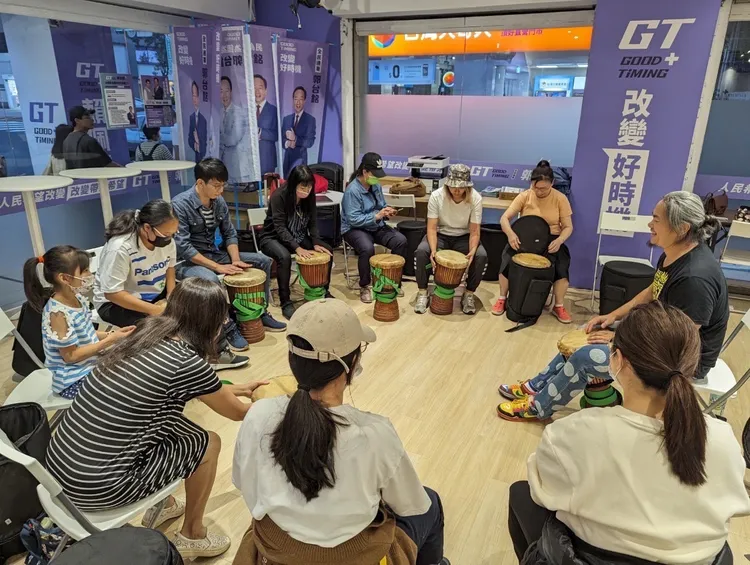 融合本土歌謠和西非樂音的嬉班子樂團進行即興演出及非洲鼓教學。郭辦提供