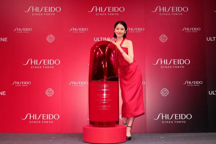 長澤雅美7月在日本媒體統計的「2023年藝人廣告身價」排行榜中奪冠。翻攝shiseido_japan IG