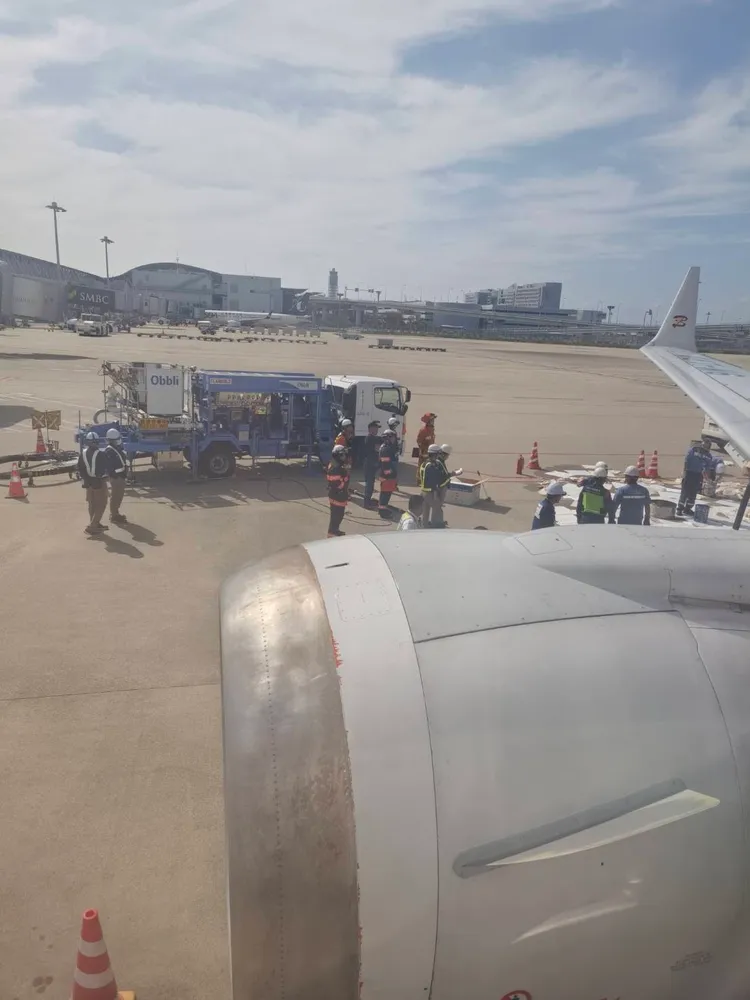 機上乘客拍到機場人員處理情形。讀者提供