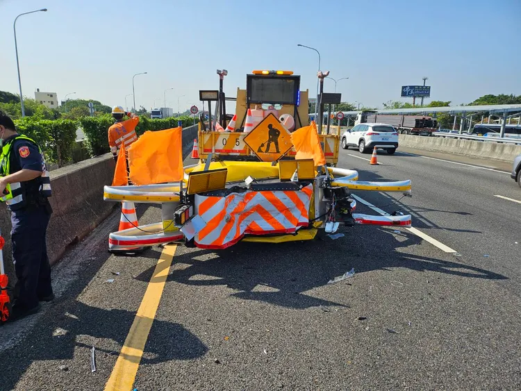 斗南工務段緩撞車挨撞。警方提供