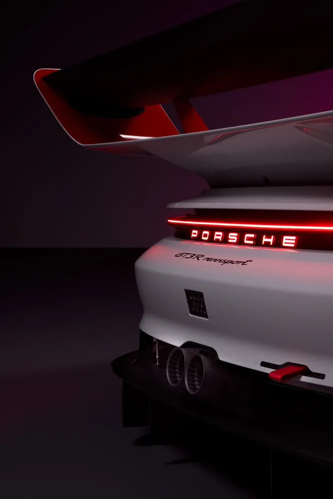 911 GT3 R rennsport 的空車重量達到 1,240 kg，使馬力重量比達到 2.0 kg/PS的境界。原廠照片