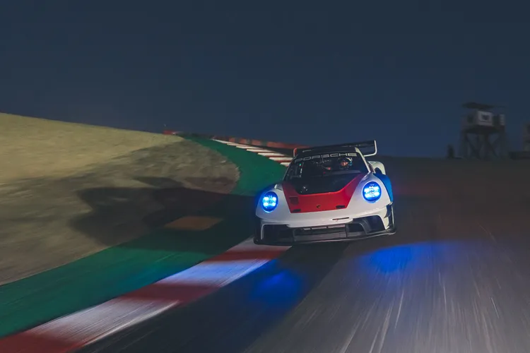 911 GT3 R rennsport搭載和 911 GT3 R 同樣的4.2 升水平對臥六缸引擎，最大轉速高達 9,400 rpm、最大馬力達到 620 PS。原廠照片