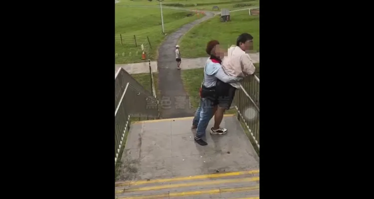 雙方扭打後還熊抱。翻攝自黑色豪門