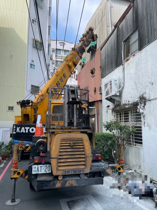 吊车小巷施工误触高压电线　台南30岁工人惨遭电死