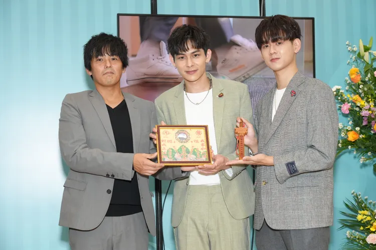 日本SPO中田社長（左起）、 楊懿軒、洪暐哲送上桃木劍給社長象徵趨吉避凶求好人緣。三立提供