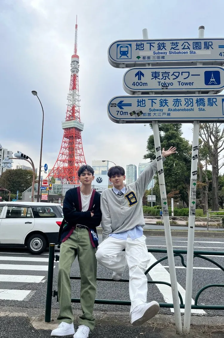 楊懿軒（左）、 洪暐哲在日本東京塔前。三立提供