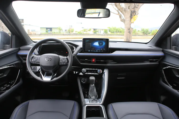 多層次線條的車艙設計，加入大量亮黑飾板更顯活潑，微微傾向駕駛座的中控台設計，在潮玩版上包覆著藍色條紋的皮質材質增加質感。林浩昇攝