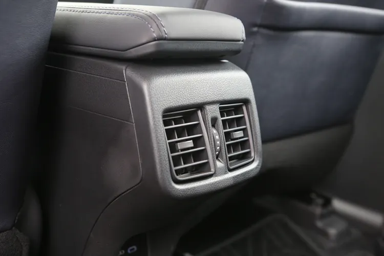 中階酷動版以上，另附有後座空調出風口及USB插孔。林浩昇攝