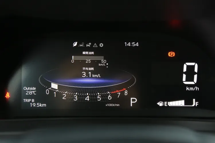 七吋全彩數位儀表板是潮玩版專屬配備，中文介面之外並具備多種顯示模式。林浩昇攝