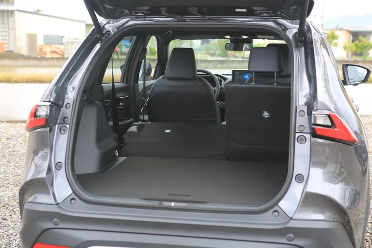 行李廂在標準狀態下就已有458公升容積，在小型CUV之中實為優等生，潮玩版則有專屬的腳踢感應尾門。林浩昇攝