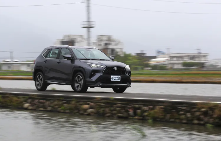 Yaris Cross起步比想像中輕快，引擎與變速箱之間的協調性相當出色，沒有太多的性格，卻是人人都能上手。林浩昇攝