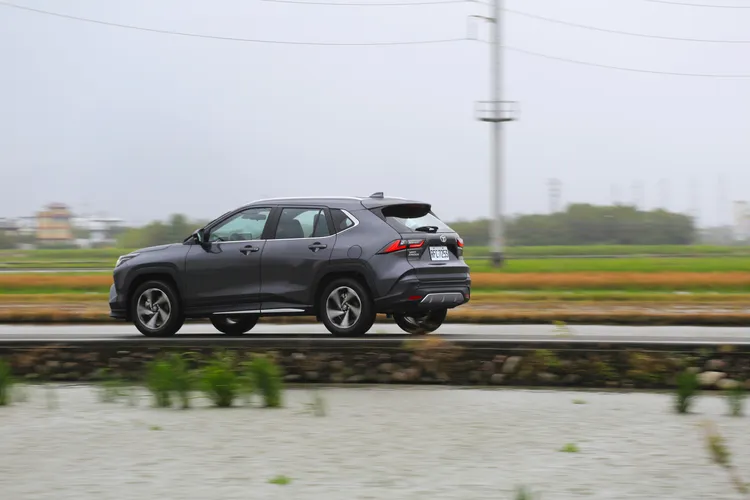 舒適先決的避震阻尼取向，但實際上也保有一定程度的操控路感，無論如何仍是一款刁鑽的都會尖兵。林浩昇攝