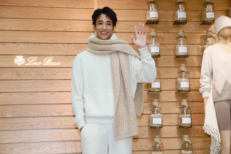 劉以豪穿著Loro Piana Cocooning羊毛連帽套裝搭配駝色圍巾。彭欣偉攝