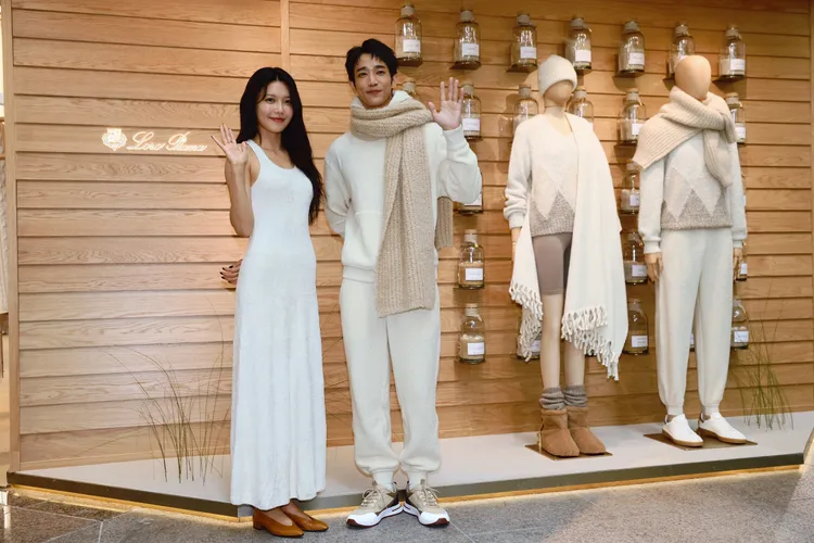 劉以豪（右）推薦秀英（左）去夜市吃香菜。彭欣偉攝