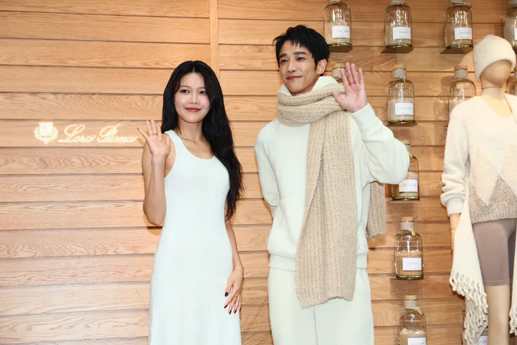 劉以豪（右）稱讚秀英（左）多才多藝。彭欣偉攝