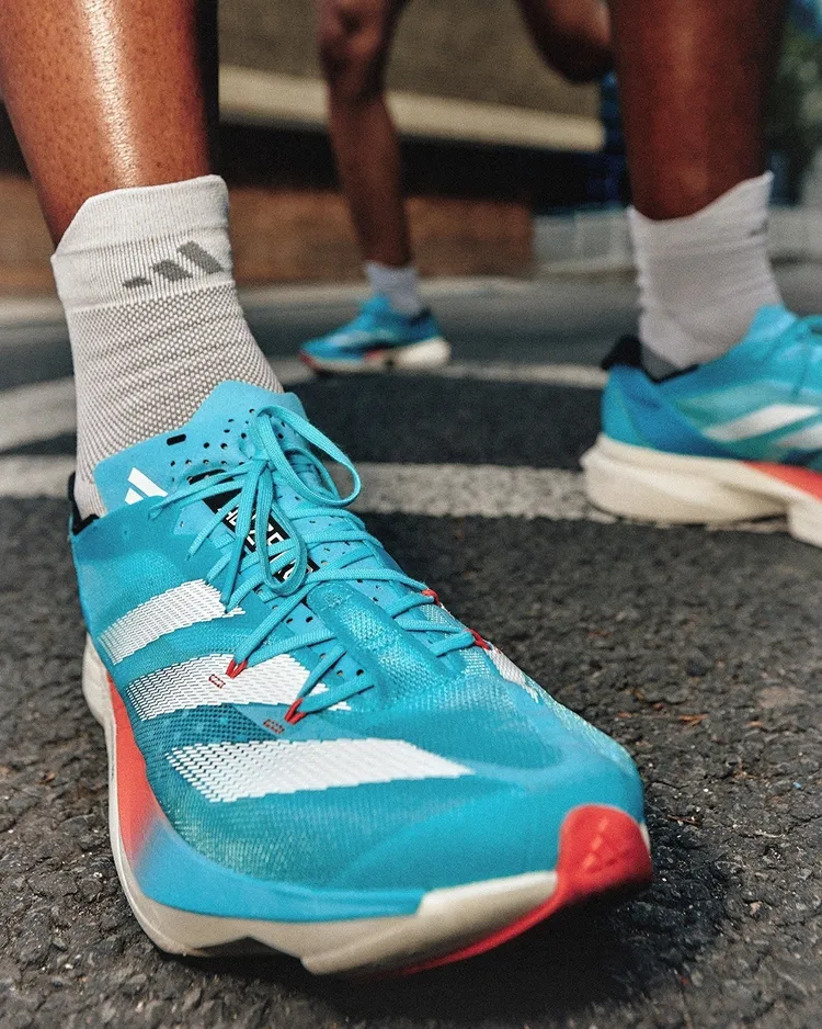 ADIZERO ADIOS PRO 3今年以「電光藍」為主視覺。品牌提供