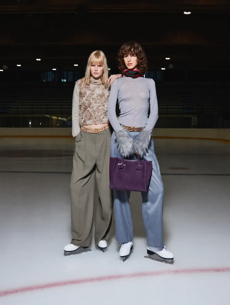 將麂皮為主的包身結合皮革與季節色系。品牌提供