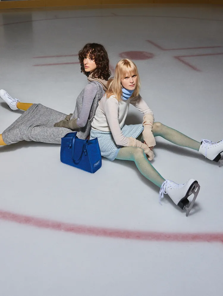 毛絨小型托特包以濃郁飽和的矢車菊藍呈現。品牌提供