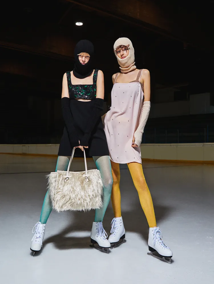 Marcella披上雪白色調的溫暖人造毛皮。品牌提供