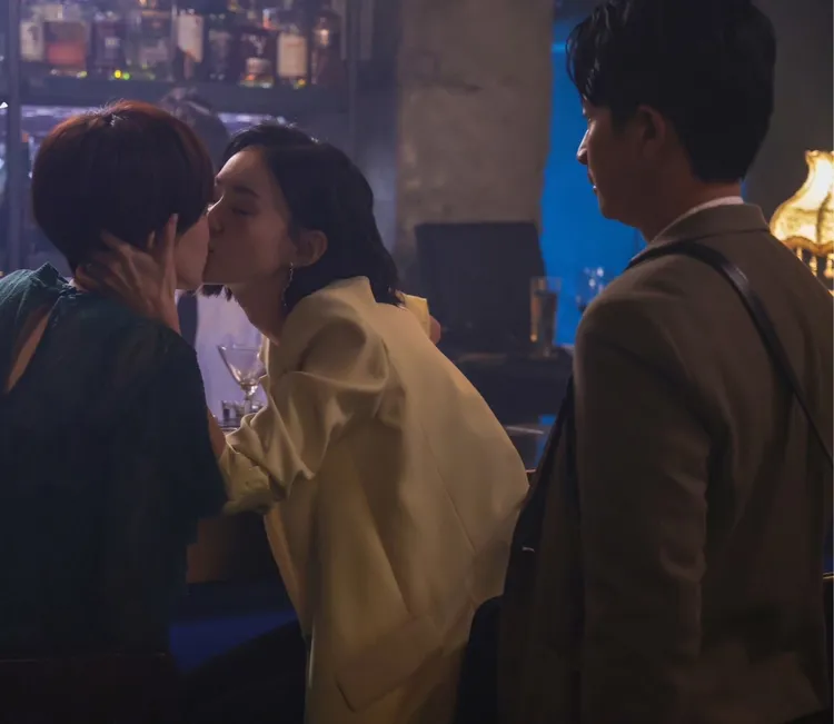 孫可芳（左）、鍾瑶酒吧上演女女吻。時創影業提供