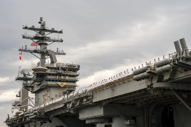 美軍航空母艦艾森豪號（USS Eisenhower）打擊群開往中東。路透社
