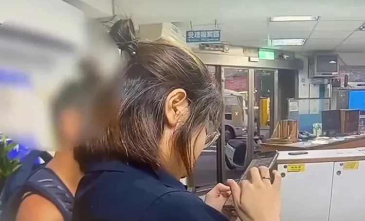 老婦人與女兒前來派出所尋求協助。翻攝畫面