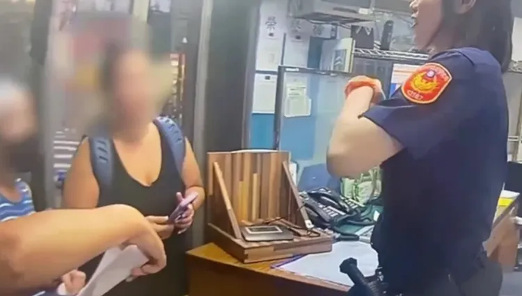 警方住她們姊弟重逢。翻攝畫面