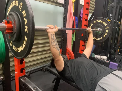 想練大肌肌!熟男狂做重訓反讓手不舉 醫師這樣建議