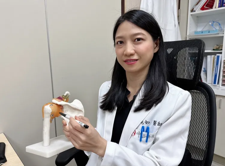 醫師林純如提醒，重訓前要充分熱身，注意姿勢，不要過分操練，才能避免受傷。翻攝畫面