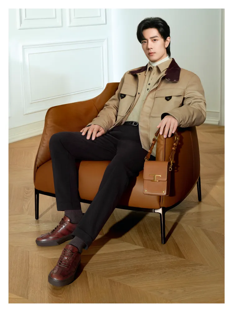 肖戰在TOD'S的2023秋冬廣告形象中著用T Timeless迷你直式風琴包。品牌提供