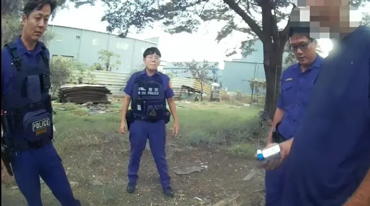 警方將遭法院通緝的黃男逮捕歸案。翻攝畫面