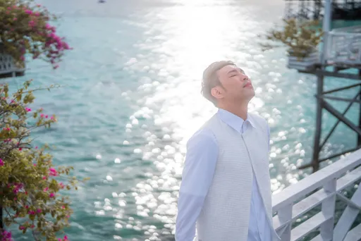 陳威全回家鄉沙巴拍MV 喜見海龜復育放生過程