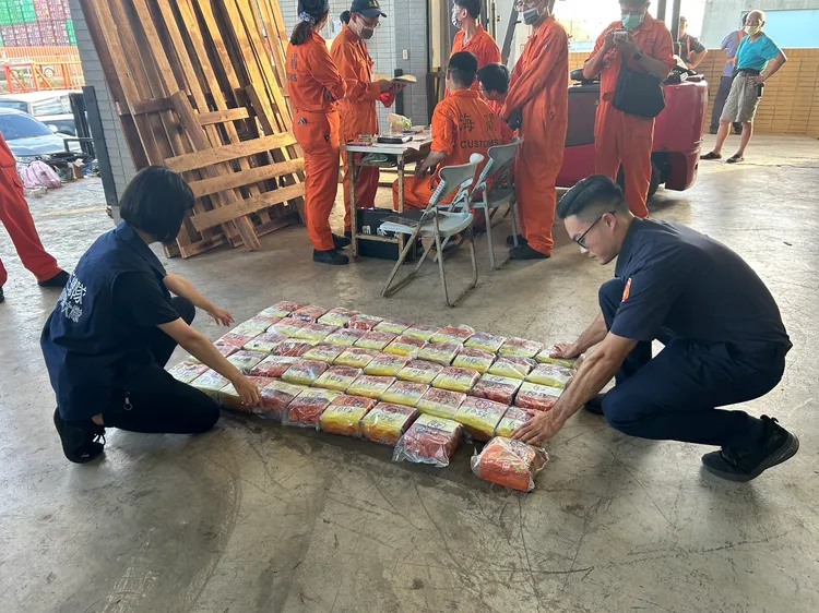 石棺車床內共查獲上億元毒品。翻攝照片