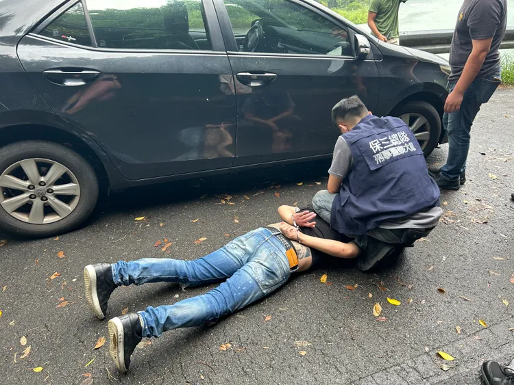 警方在臺南某民宿逮捕逃亡的吳男的哥哥及同夥到案