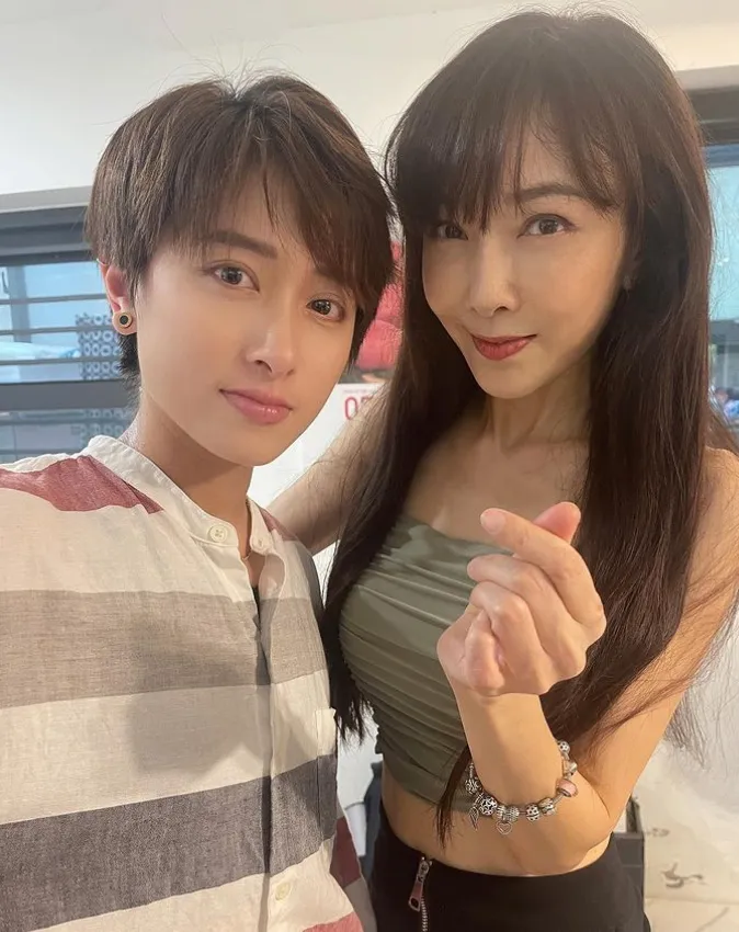 胡文英和女兒鄭靚歆感情很好。翻攝自胡文英IG